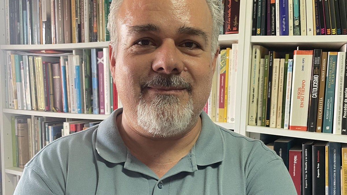 Antonio Molina, profesor de Secundaria en Melilla, habla con adolescentes musulmanes, Jesús les interesa, pero tienen ideas erróneas sobre el cristianismo