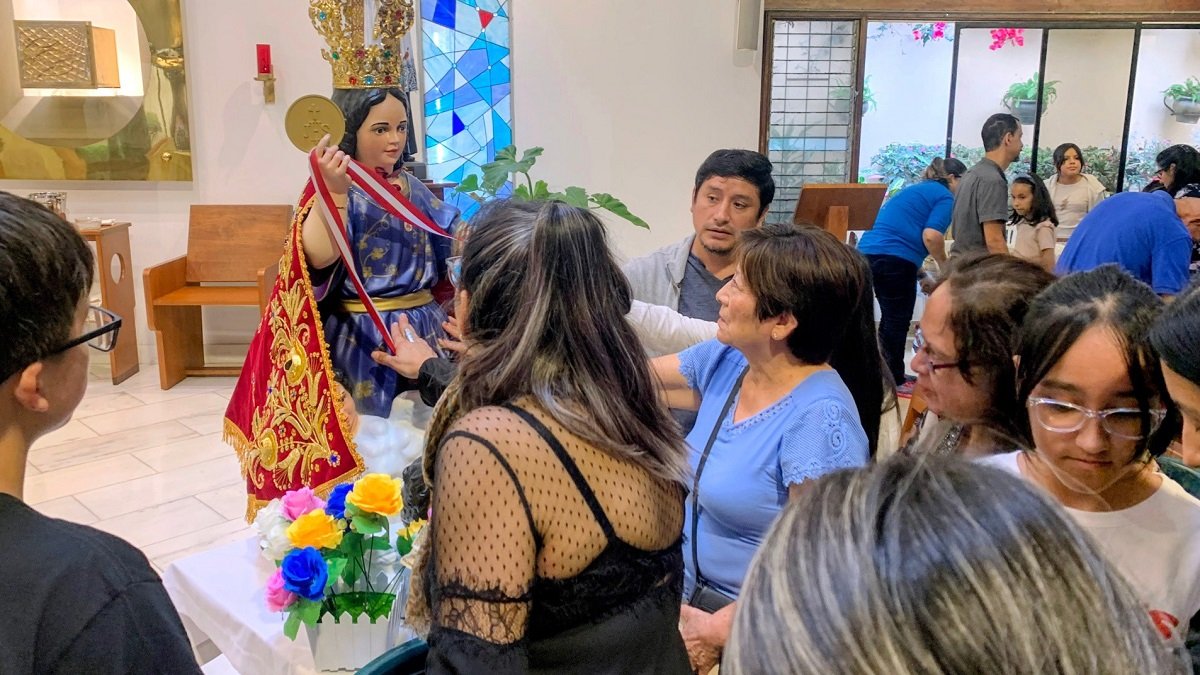 La imagen peregrina del Niño del Milagro de Eten en la limeña parroquia de San Juan María Vianney el 1 de junio de 2026