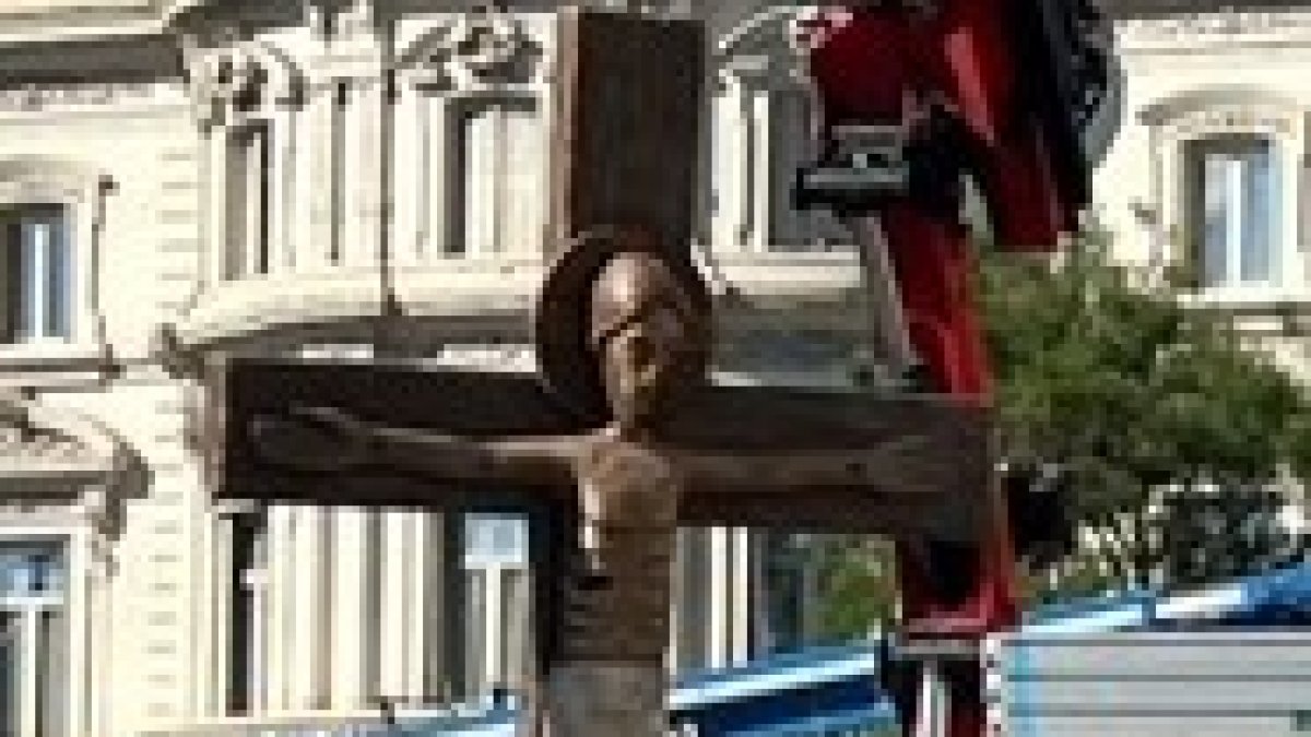 Operarios colocando el Cristo que presidirá el altar de la Santa Misa en Cibeles