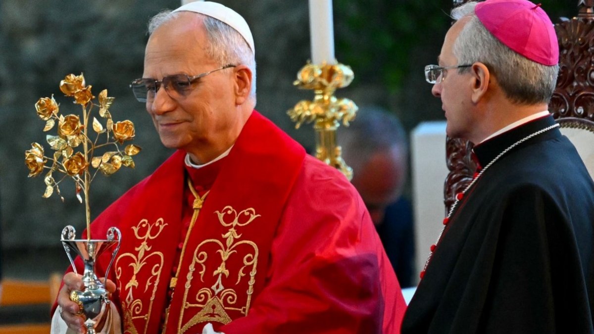 León XIV en diciembre de 2025 lleva la Rosa de Oro a Nuestra Señora del Líbano en Harissa... es un regalo habitual pontificio para santuarios marianos.