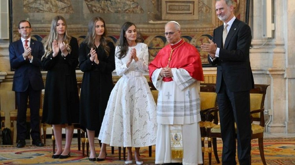 El Rey, la Reina, la Princesa Leonor y la Infanta Sofía con el Papa León XIV en la Sala de las Columnas del Palacio Real en Madrid