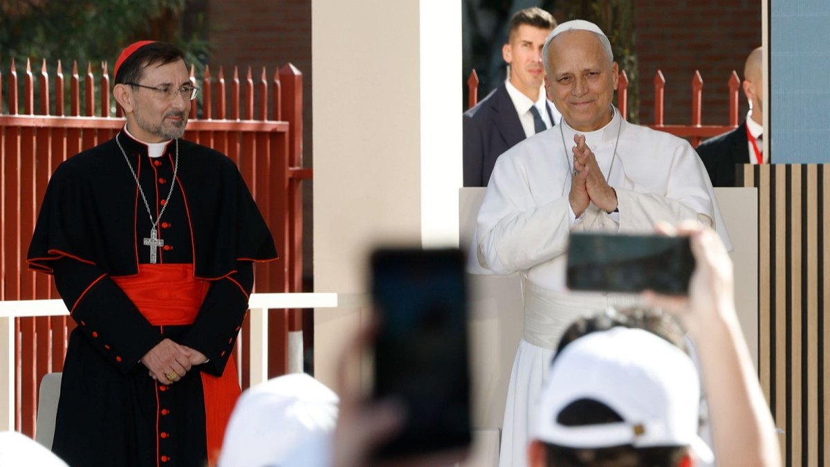 El cardenal José Cobo con el Papa León XIV en el centro de Cáritas CEDIA