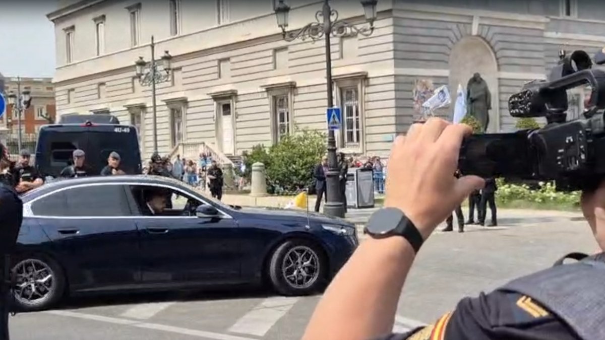 El coche del Papa gira hacia el Palacio Real entre cámaras y banderas, mientras la seguridad y el pueblo madrileño lo acompañan a pocos metros de la entrada.