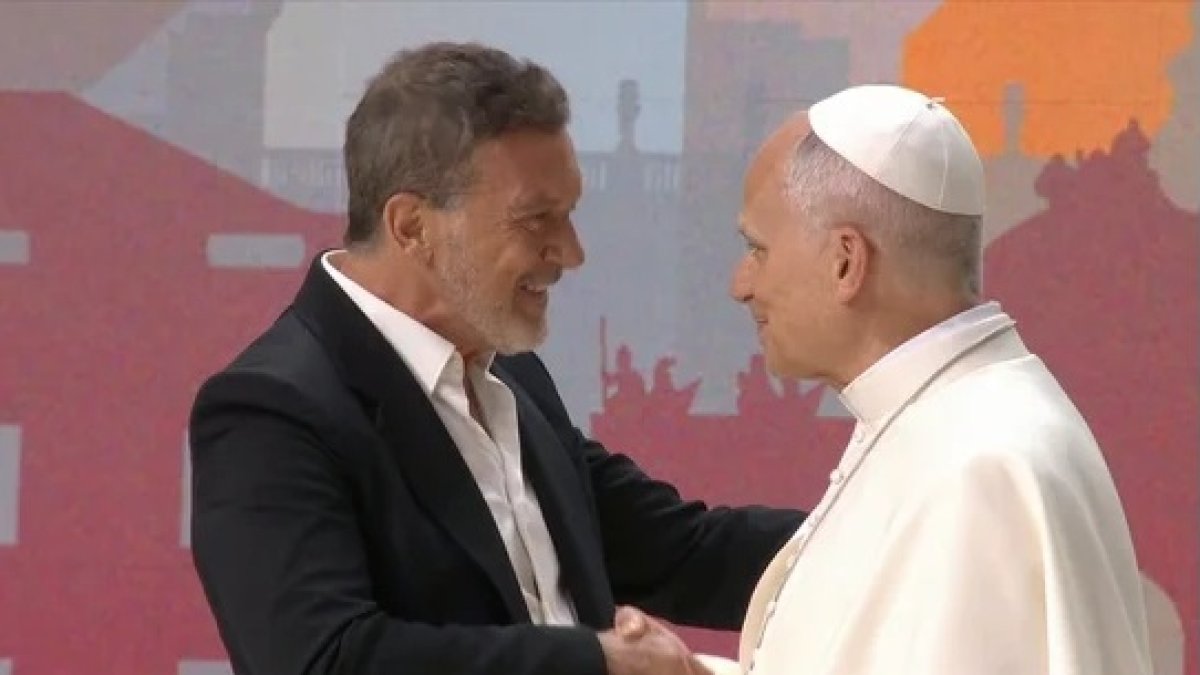 El actor Antonio Banderas saluda al Papa León XIV en el Movistar Arena