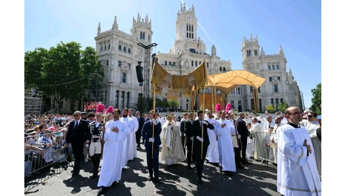 Bajo palio y con la custodia en sus manos, León XIV recorrió ayer la calle de Alcalá desde el altar de Cibeles ante una plaza llena de fieles en la procesión del Corpus Christi.