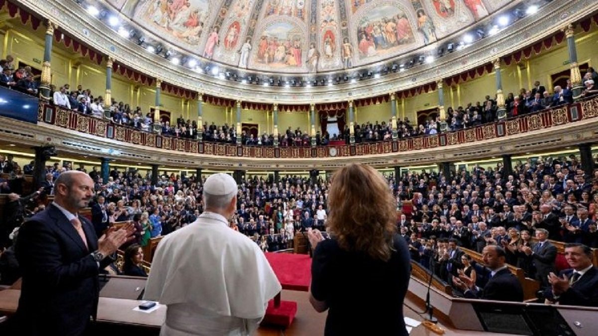 El Papa León XIV habla al Congreso de los Diputados en Madrid, junto a la presidenta del Congreo y el presidente del Senado
