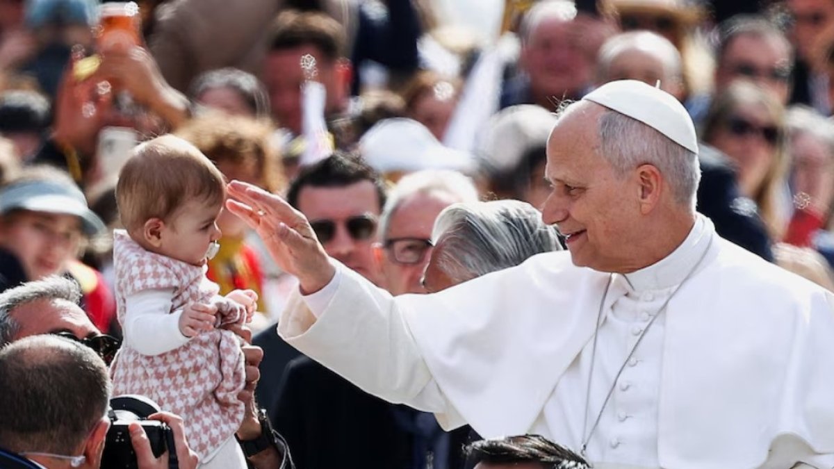 El Papa León XIV bendiciendo un bebé en las calles de Madrid