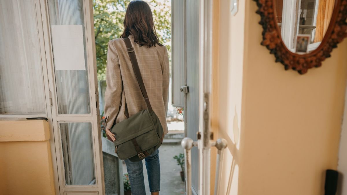 Una mujer abandona el hogar familiar.
