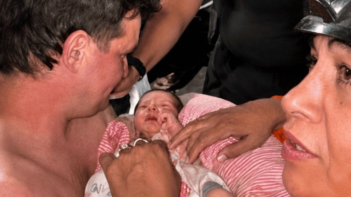 El milagro que conmueve a Venezuela: rescatan a un bebé de 18 días tras 32 horas bajo los escombros
