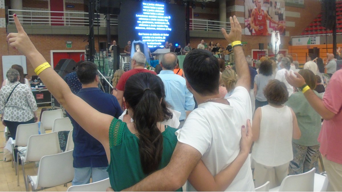 En las alabanzas de las asambleas carismáticas se alaba en grupo, en pareja, en familia, de muchas formas