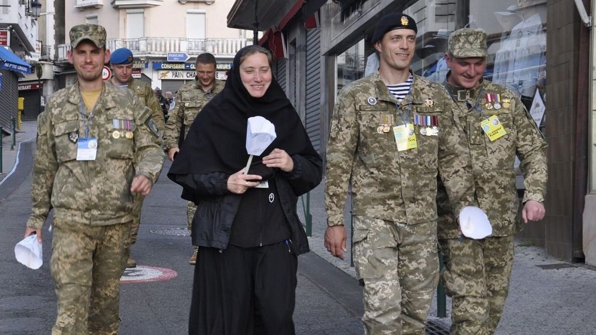 La hermana Simeone Dovganiuk es capellana y psicóloga del Ejército ucraniano; en la foto, en un cingreso de capellanes fuera de Ucrania
