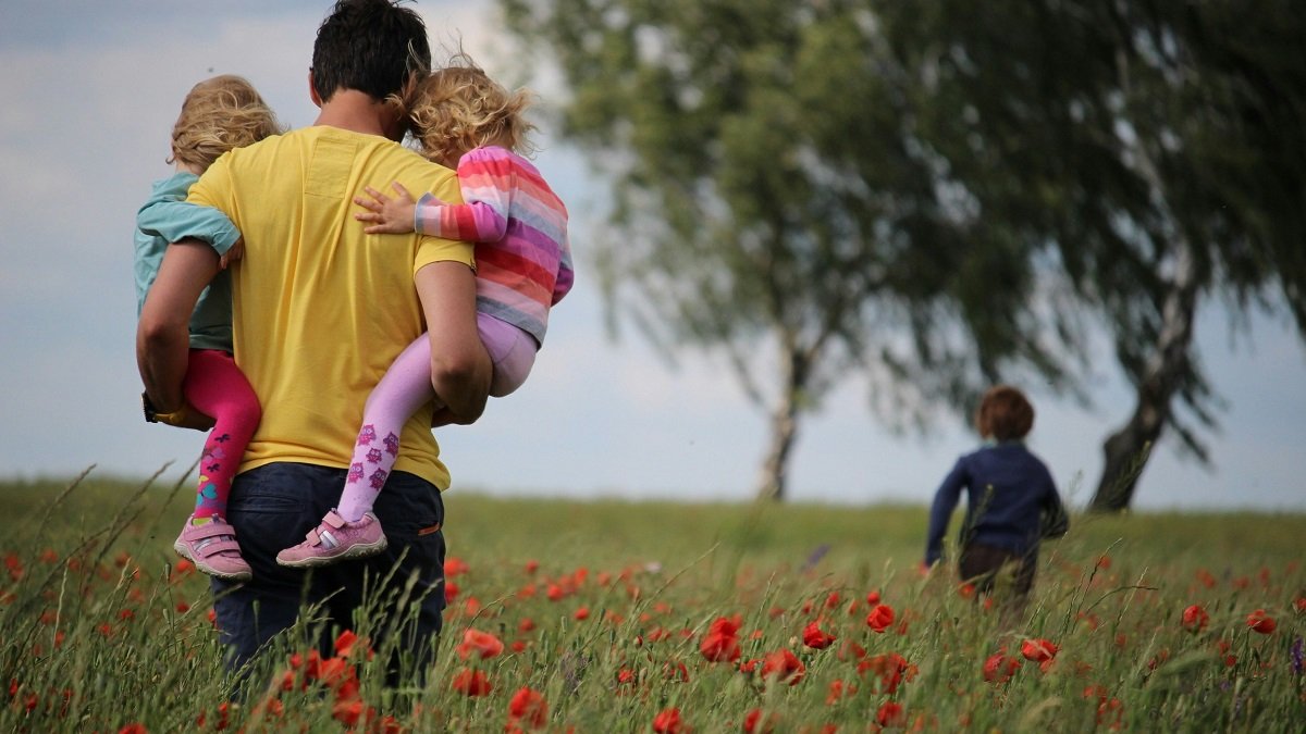 El camino de santidad de un padre con niños pequeños es distinto del de un monje, y requerirá ayudas especiales