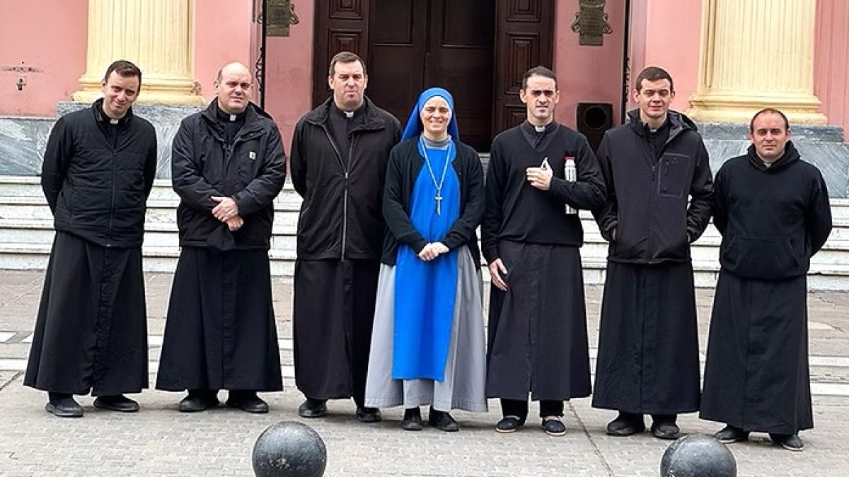 En el centro de la fotografía se encuentra una de las hijas religiosas de la familia, acompañada por sus seis hermanos sacerdotes, aunque falta una hermana religiosa que no pudo estar en este encuentro.