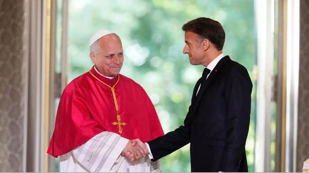 El Papa León XIV y el presidente de la República francesa Emmanuel Macron, en la bienvenida institucional del Pontífice al país.