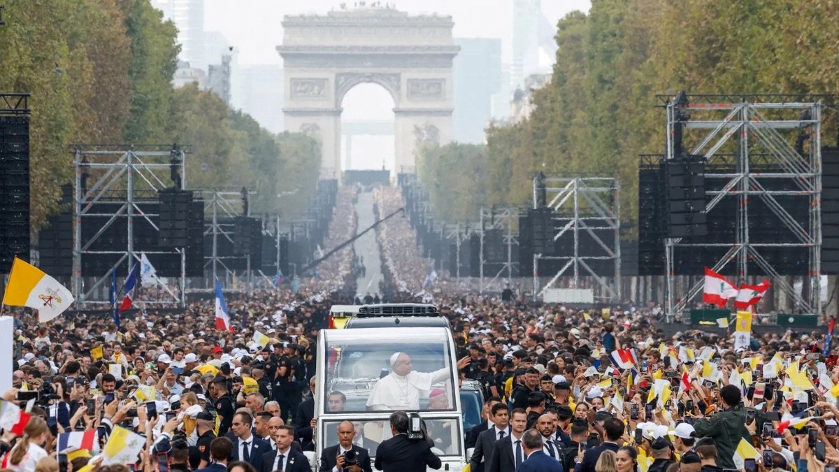Uma das imagens que esta viagem deixou para trás é a do Papamóvel percorrendo a Champs-Élysées.