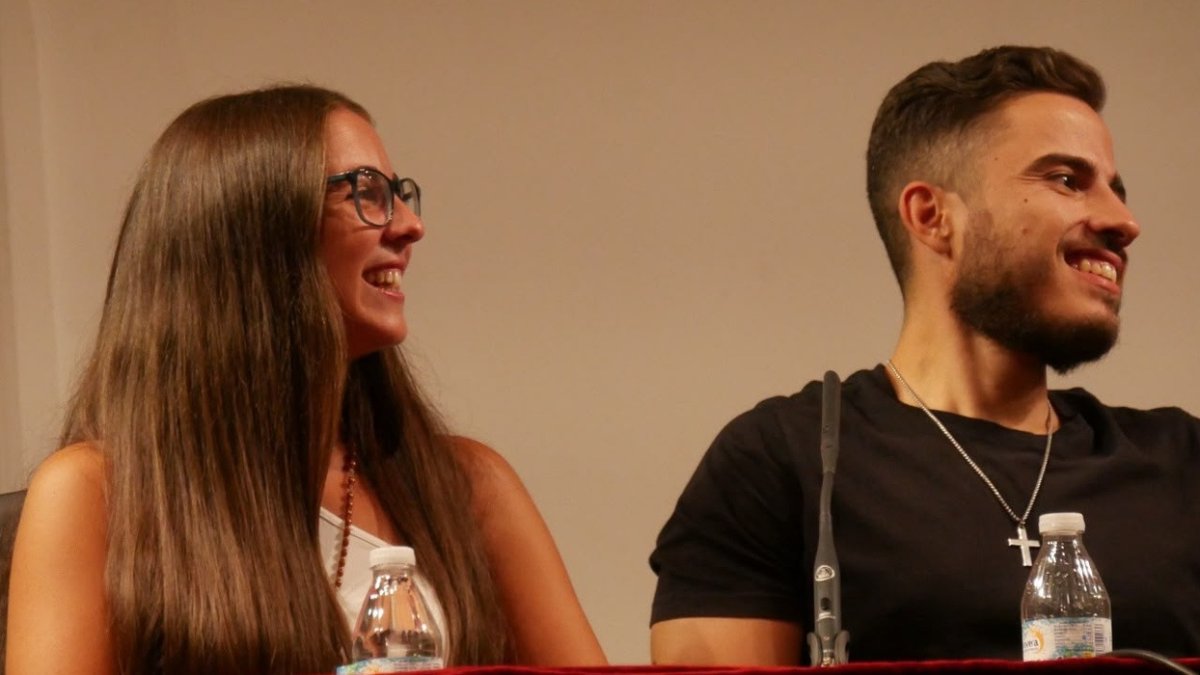 Sergio Cruz junto a Andrea, su prometida, durante una intervención pública.