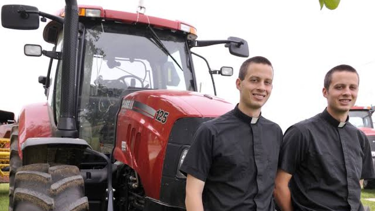 Todd y Gary Koenigsknecht, son hermanos gemelos y sacerdotes