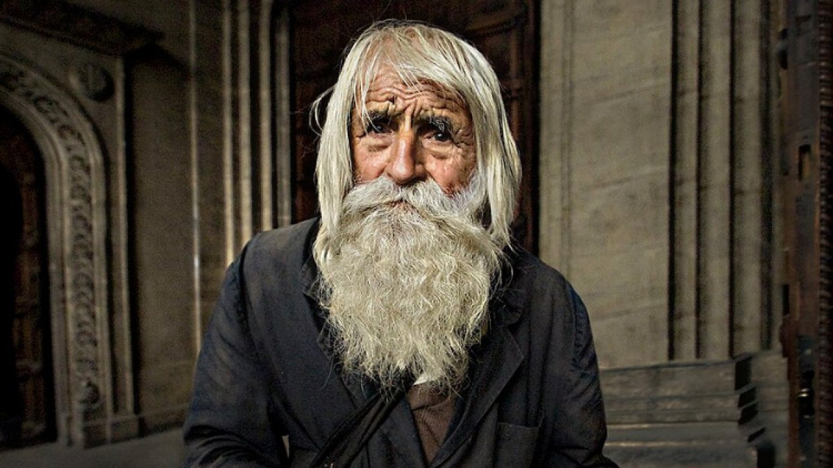 Lo más sorprendente de su historia es que decidió hacerse mendigo por motivos religiosos.