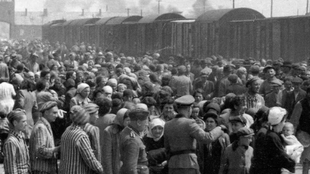 La entrada de Auschwitz II-Birkenau se puede observar al fondo