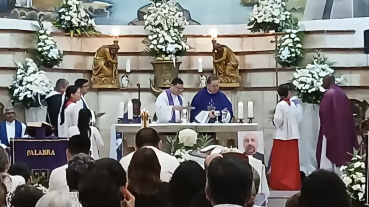 Una misa en memoria del padre Patricio Sánchez Molinari, quien murió en plena misa tras caerle una cruz