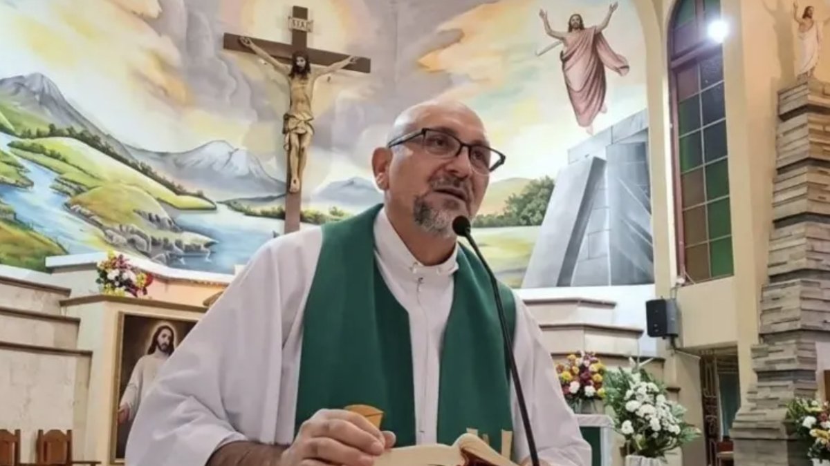 Un gran crucifijo situado detrás del altar se desprendió y le golpeó en la cabeza mientras celebraba la misa.