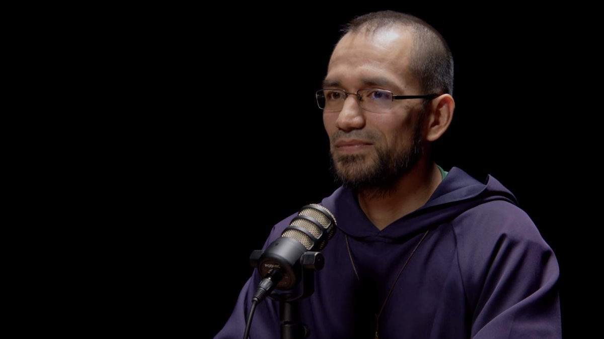 Su formación culminó con la ordenación sacerdotal en 2016. Desde entonces desarrolla su ministerio dentro de la comunidad religiosa Communio Sanctorum, de carácter misionero y contemplativo.