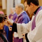 Imposición de la ceniza al empezar la Cuaresma, en Miércoles de Ceniza.