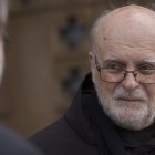 El cardenal Anders Arborelius escucha al arzobispo Shevchuk, en Kiev, explicar los horrores de la guerra en Ucrania