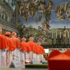 Cardenales en la Capilla Sixtina, antes de encerrarse en el cónclave de 2013.