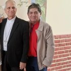 Héctor Camacho con su hija Mildred y sus dos nietas, junto al entonces obispo Robert Prevost.