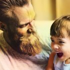 Un padre con su hija.