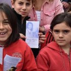 Niños en Santiago de Chile en septiembre de 2024 celebran a la Virgen del Carmen, con su estampa, y otra de la beata Laura Vicuña