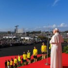 León XIV se dirige a los jóvenes en la explanada de Tor Vergata antes de comenzar la misa del domingo.