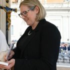 León XIV firma para Elise Ann Allen el libro-entrevista que hizo con ella.