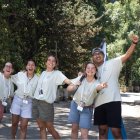 Catequistas y monitores de LifeTeen en el campamento de verano de 2025; usan  materiales de diseño profesional