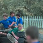 Los alumnos de Western Academy hacen deporte, inventan juegos y no dudan en guerrear con palos: el centro lo fomenta y permite, su línea roja es buscar el bien y la verdad... y hacerlo sin pantallas.