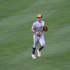 Salvatore Frelick, estrella de los Milwaukee Brewers, con su cruz visible al cuello.