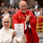 León XIV muestra satisfecho el documento firmado, en presencia del cardenal José Tolentino de Mendonça, prefecto del Dicasterio para la Cultura y la Educación.