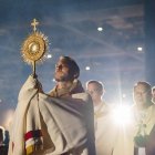 Instante de la adoración al Santísimo del evento SEEK, organizado por FOCUS este 2025 en Estados Unidos, donde acuden miles de jóvenes católicos de cosmovisión conservadora.