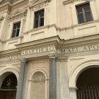 La fachada de la basílica de San Bartolomé en la Isla Tiberina de Roma.