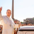 León XIV saluda a la multitud durante uno de los actos del Jubileo que se ha celebrado en 2025.