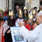 El ambiente navideño se percibió en distintos grupos que saludaron al Papa tras la audiencia general.
