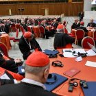Los cardenales convocados al consistorio extraordinario han trabajado en 21 grupos. En la mesa de arriba a la derecha en la foto se sienta el Papa.