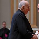 León XIV saluda al decando del cuerpo diplomático acreditado ante la Santa Sede, George Poulides, embajador de Chipre.