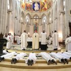 Once sacerdotes siendo ordenados en la catedral de la Almudena de Madrid.