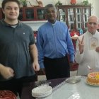 En el centro de la imagen, el padre Dominic Santamaría, de origen indio, toda una institución en el Golfo Pérsico.