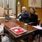 León XIV recibe, de izquierda a derecha en la foto, a Martin Brüske, Franziska Harter y Bernhard Meuser.