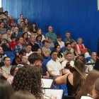 Alfonso Valenzuela, director de la Joven Orquesta Sinfónica Juan Pablo II, durante el concierto celebrado en el colegio Juan Pablo II de Parla.