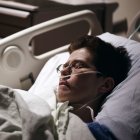 Un enfermo recuperándose en una cama de hospital