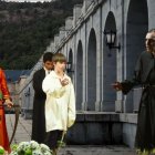 Algunos integrantes de la Escolanía del Valle de los Caídos, durante la interpretación del auto sacramental "La Siembra del Señor", de Calderón de la Barca.